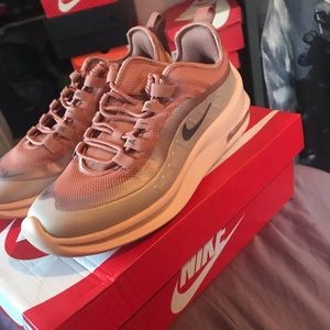 Women’s Nike Air Max Axis 8.5